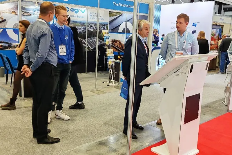 Компания в лицах