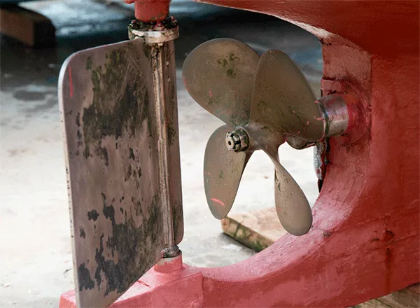 Контроль уровня масла в расходных цистернах винто-рулевых колонок нефтяного танкера