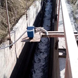 Измерение уровня воды со свеклой в лотке